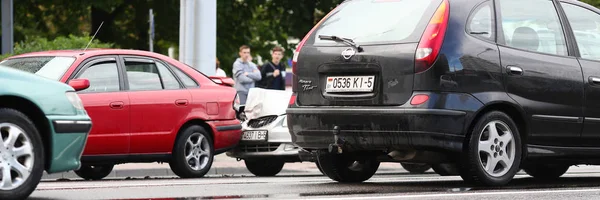 Accidente de coche rojo y plateado después de la lluvia — Foto de Stock