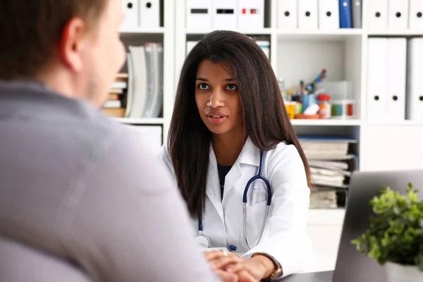 Amigável médico feminino segurar paciente masculino — Fotografia de Stock