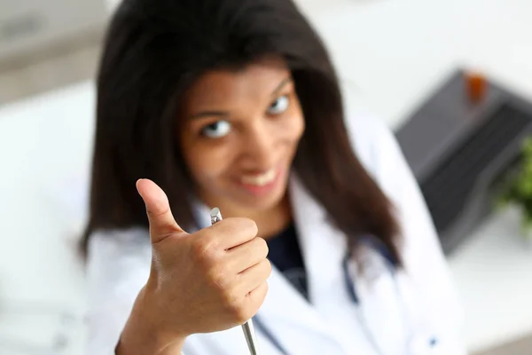 Женщина черный врач показать ОК или одобрение — стоковое фото