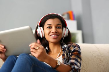 Siyah sıradan kadın tasarımcı çalışma alanı