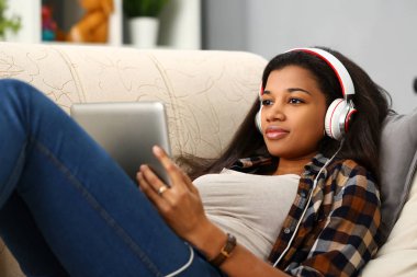 Siyah sıradan kadın tasarımcı çalışma alanı