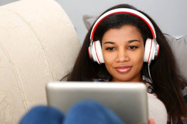 Siyah sıradan kadın tasarımcı çalışma alanı