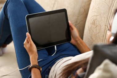 El süre ev ortamında tablet tutar