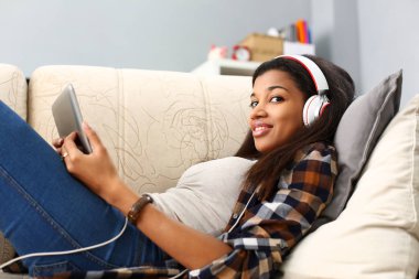 Siyah sıradan kadın tasarımcı çalışma alanı