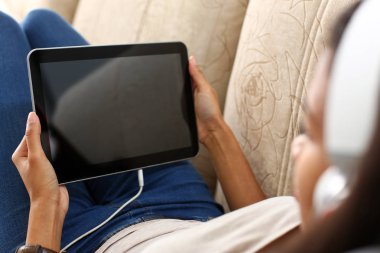 El süre ev ortamında tablet tutar