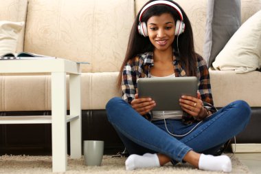 Siyah sıradan kadın tasarımcı çalışma alanı