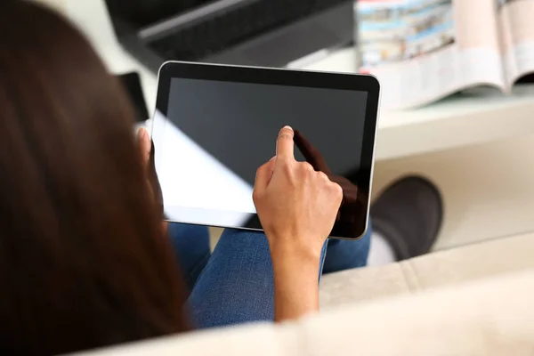 Женская рука держит планшет в домашних условиях в то время как — стоковое фото