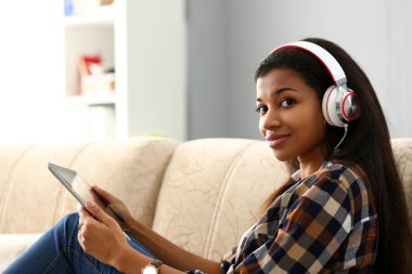 Siyah sıradan kadın tasarımcı çalışma alanı