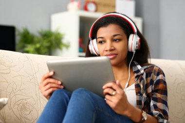 Siyah sıradan kadın tasarımcı çalışma alanı