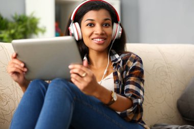 Siyah sıradan kadın tasarımcı çalışma alanı