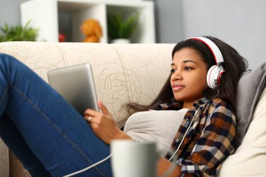 Siyah sıradan kadın tasarımcı çalışma alanı