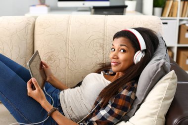 Siyah sıradan kadın tasarımcı çalışma alanı