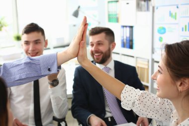 Grup gülümseyen mutlu insan neşeli kutlama