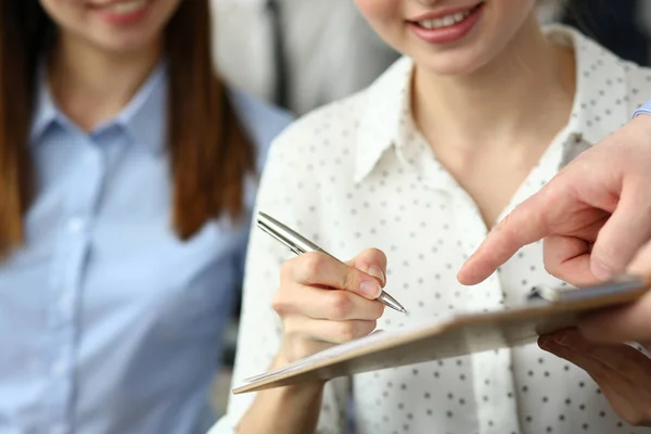 Formulário de contrato de oferta de braço feminino na área de transferência — Fotografia de Stock