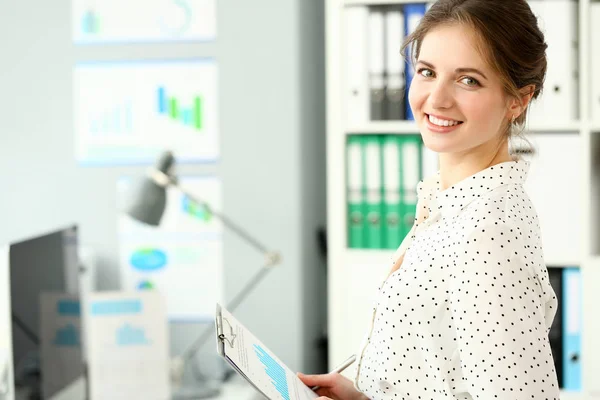 Adulto caucásico moda atractiva mujer de negocios — Foto de Stock