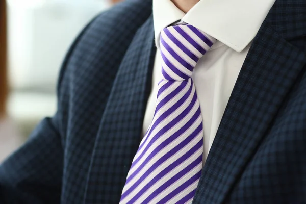 Brazo masculino en traje azul conjunto corbata primer plano —  Fotos de Stock