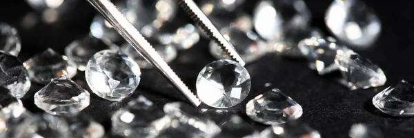 Рассеяние белых звёздных бриллиантов на чёрном — стоковое фото