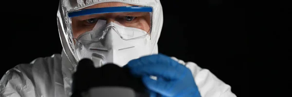 Mavi koruyucu eldiven erkek kimyager bak — Stok fotoğraf