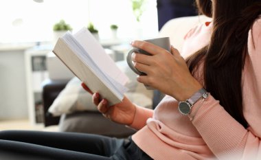 Genç çekici siyah genç kız bak