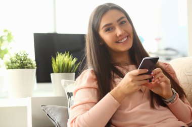 Kamera tutan bak genç güzel kadın