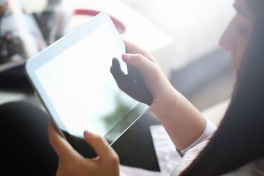 El süre ev ortamında tablet tutar