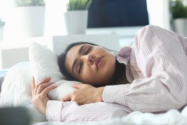 Huzur içinde yatan güzel Hintli kadın