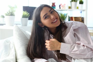 Hintli kadın erkek gömlek evde