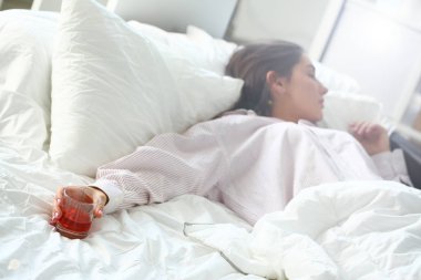 Ölümcül sarhoş yatakta yatan genç kadın