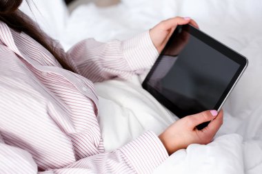 El süre ev ortamında tablet tutar