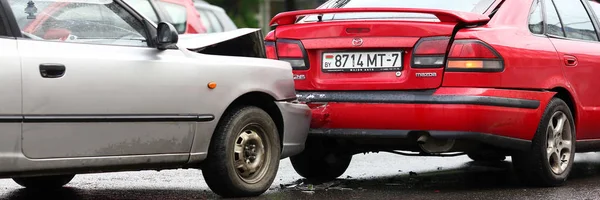 Acidente de carro vermelho e prata após a chuva — Fotografia de Stock