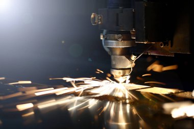 Kıvılcımlar metal işleme için makine başını uçurur