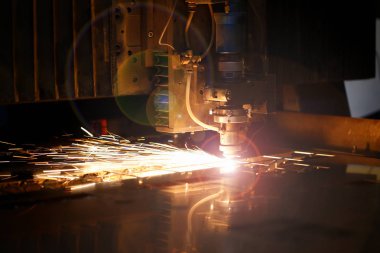 Kıvılcımlar metal işleme için makine başını uçurur