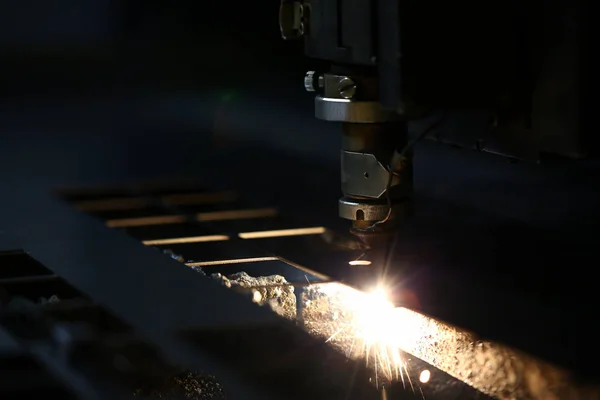 Faíscas voar para fora cabeça da máquina para processamento de metal — Fotografia de Stock