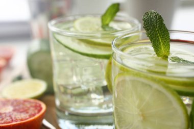 Ev kokteyl yapılmış salatalık yumrukla kireç