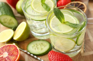 Ev kokteyl yapılmış salatalık yumrukla kireç