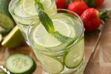 Ev kokteyl yapılmış salatalık yumrukla kireç