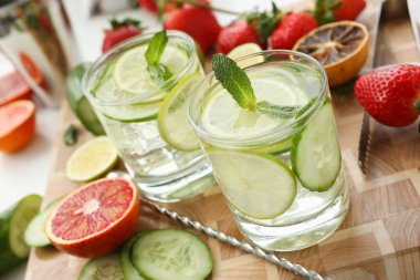 Ev kokteyl yapılmış salatalık yumrukla kireç