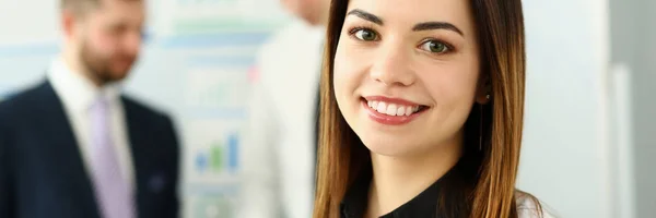 Belle fille de commis brune souriante au travail — Photo