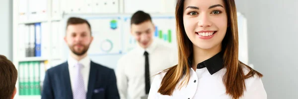 Bella ragazza assistente bruna sorridente sul posto di lavoro — Foto Stock