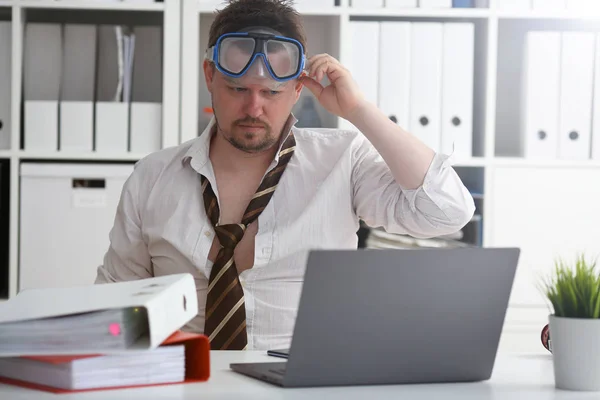 Man dragen pak en stropdas in bril met snorkel — Stockfoto