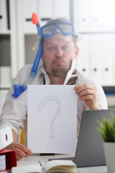 Hombre con traje y corbata en gafas y snorkel — Foto de Stock