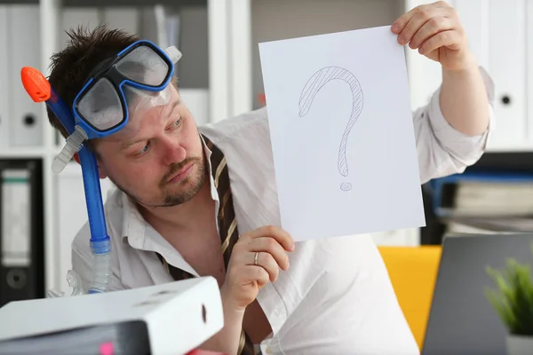 Hombre con traje y corbata en gafas y snorkel — Foto de Stock