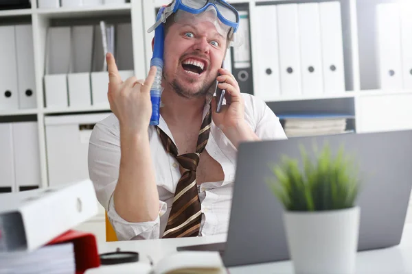 Man dragen pak en stropdas in bril en snorkel — Stockfoto