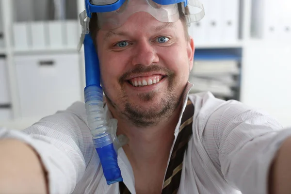 Uomo vestito e cravatta in maschera e snorkeling — Foto Stock