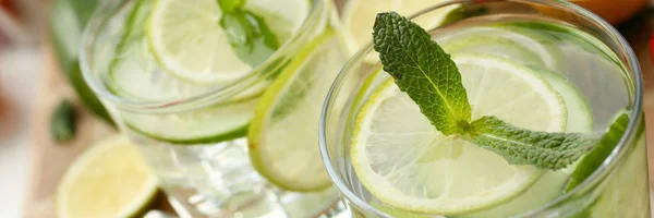 Lime con cetriolo pugno fatto in casa cocktail — Foto Stock