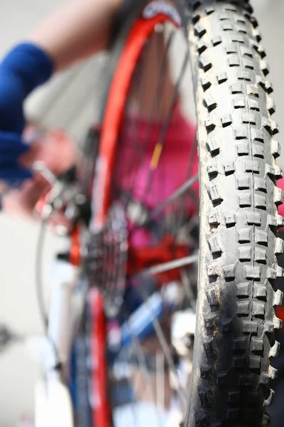 Männlicher Reparaturmann Fahrradservice in blauem Schutzanzug — Stockfoto