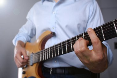 Erkek klasik şekli elektrik gitar çalmak silah