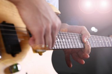 Erkek klasik şekli elektrik gitar çalmak silah