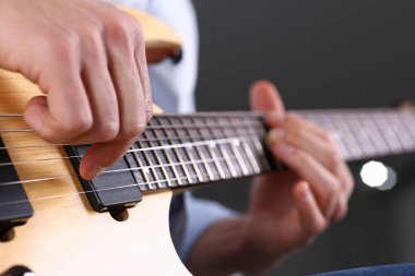 Erkek klasik şekli elektrik gitar çalmak silah