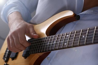 Erkek klasik şekli elektrik gitar çalmak silah